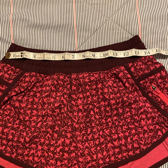 Lululemon 4" Tracker Short size 6 - Picture 9 of 9